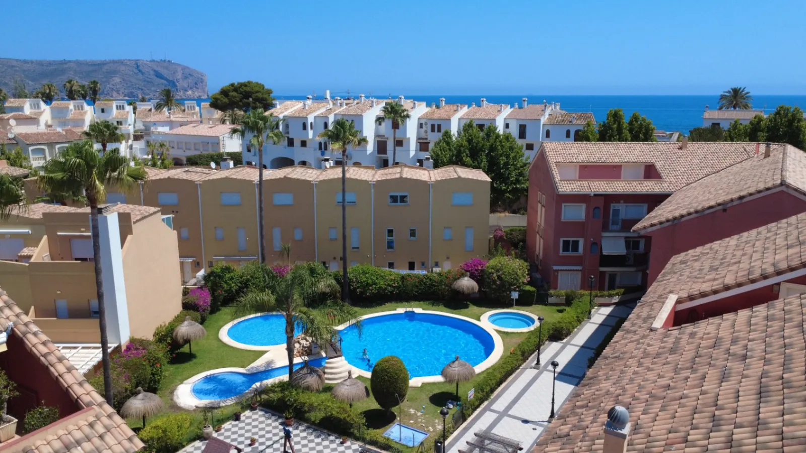 Luminoso apartamento de 3 habitaciones con terraza, piscina y licencia turística - A solo 5 minutos a pie de la playa de Arenal.