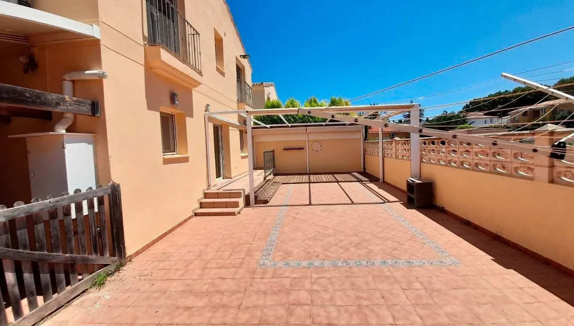 Adosado por pérgola en zona Alquerías de Dénia, a solo 1,5 km del centro