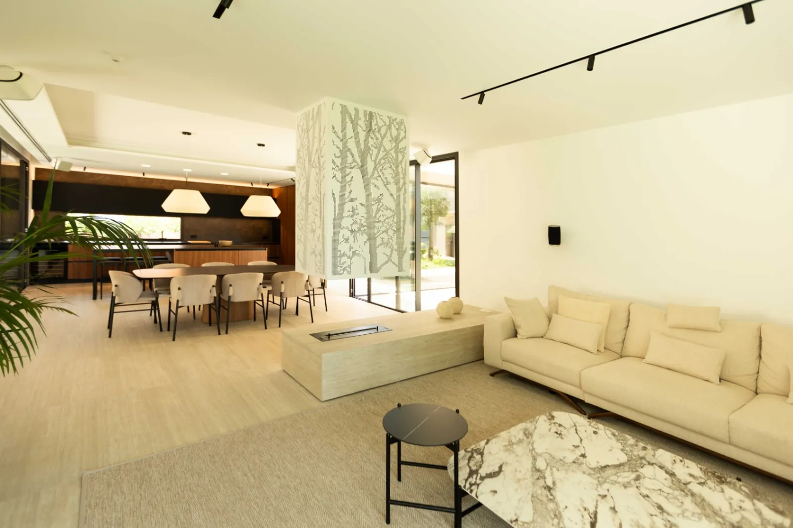 Vivienda contemporánea en una planta integrada con el entorno natural del Montgó