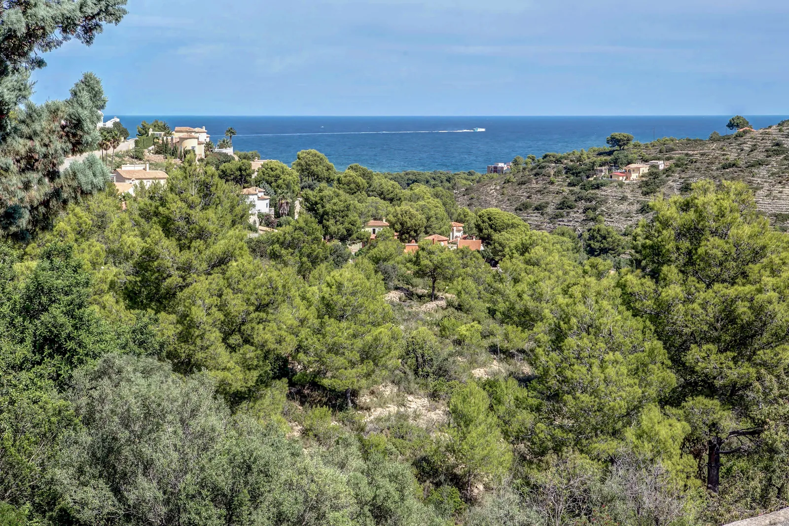 Dénia, Alicante - Villa de cuatro dormitorios con apartamento independiente, vistas al mar y a la montaña, piscina y jardín