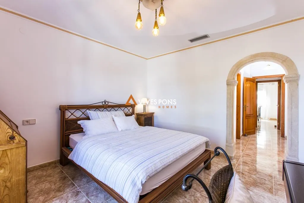 Villa con vistas al mar y al Montgó en Dénia, distribuida en un solo nivel