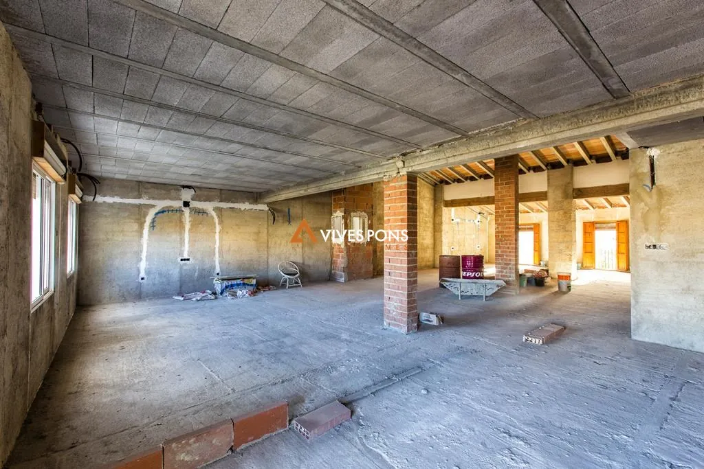 Edificio con gran superficie de garaje, almacén y vivienda, centro de Dénia