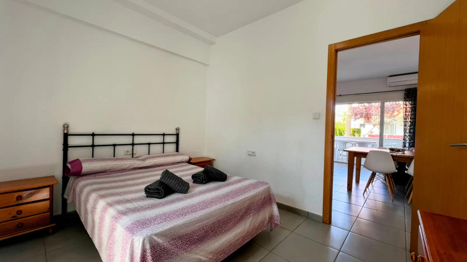 Elegante apartamento de 3 habitaciones con terraza y parking a solo 250 m de la playa.
