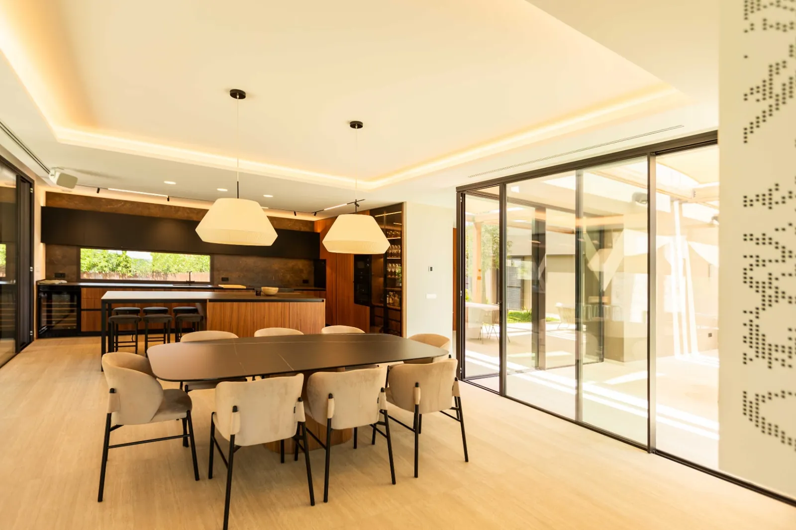 Vivienda contemporánea en una planta integrada con el entorno natural del Montgó