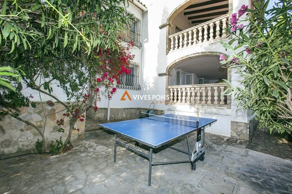 Villa con cinco dormitorios y estudio independiente