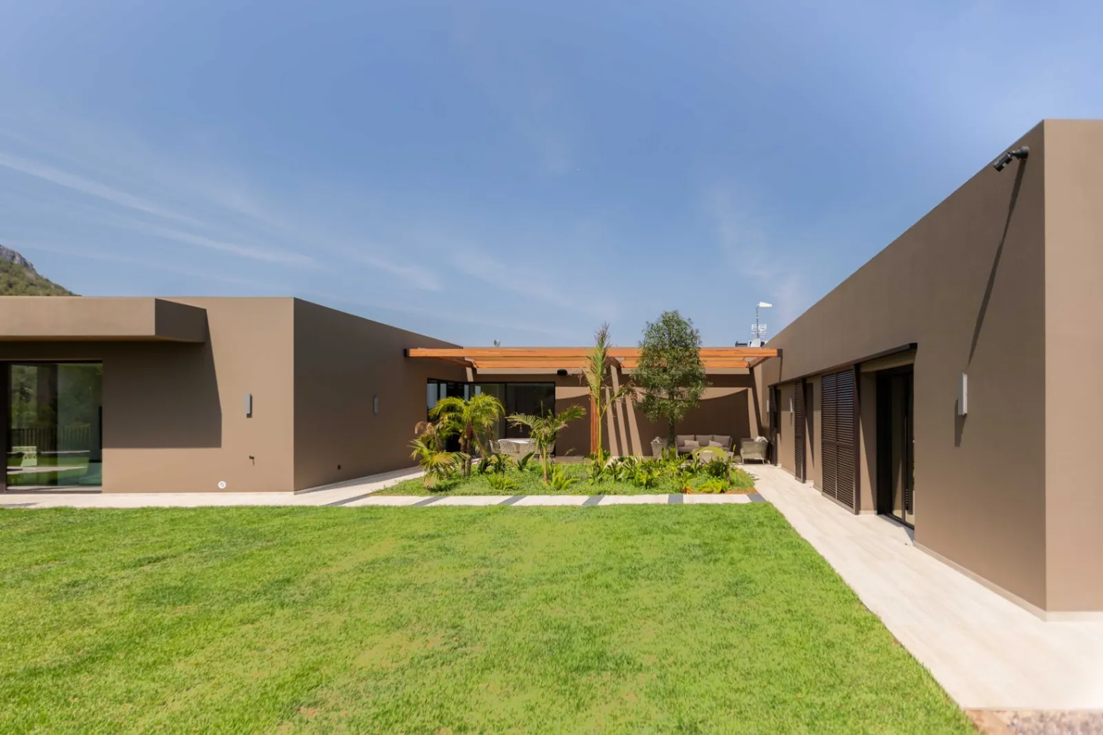 Vivienda contemporánea en una planta integrada con el entorno natural del Montgó