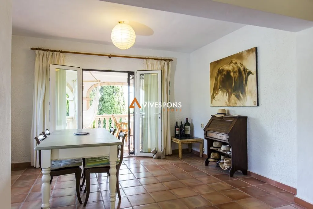Villa con cinco dormitorios y estudio independiente
