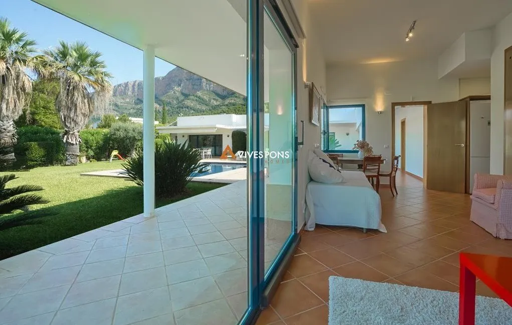 Villa moderna excelentemente ubicada a los pies del Montgó, Jávea