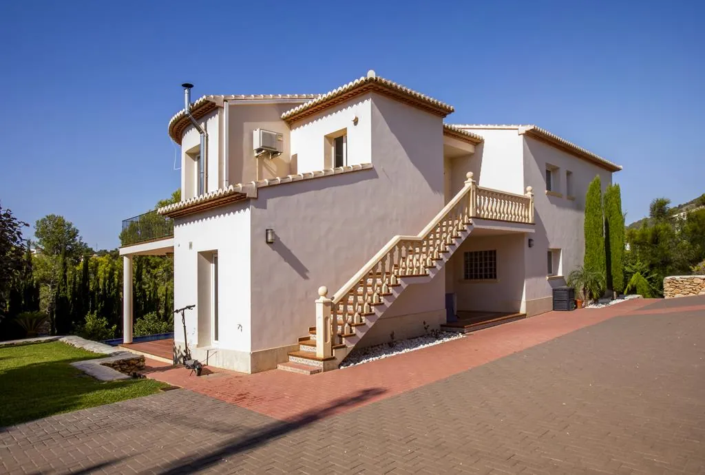 Villa con 4 dormitorios, vistas al Montgó y muy bien ubicada, en Jávea