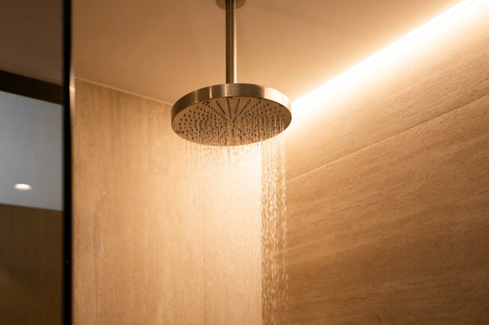 Vivienda contemporánea en una planta integrada con el entorno natural del Montgó