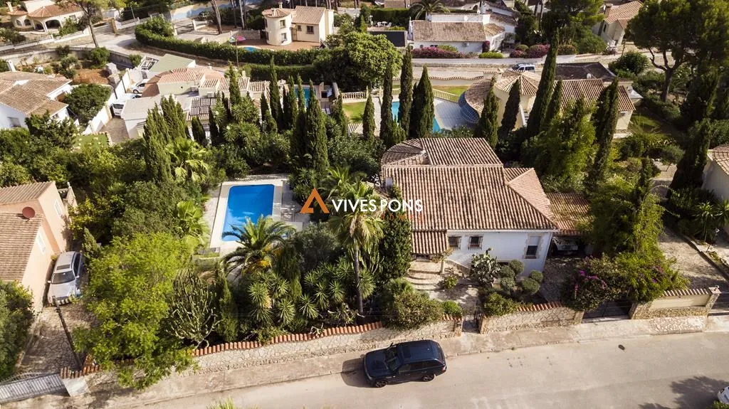 Villa con cinco dormitorios y estudio independiente