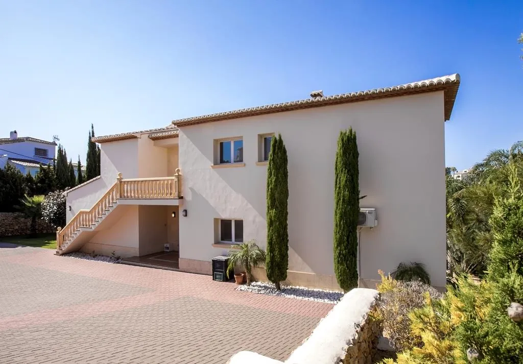Villa con 4 dormitorios, vistas al Montgó y muy bien ubicada, en Jávea