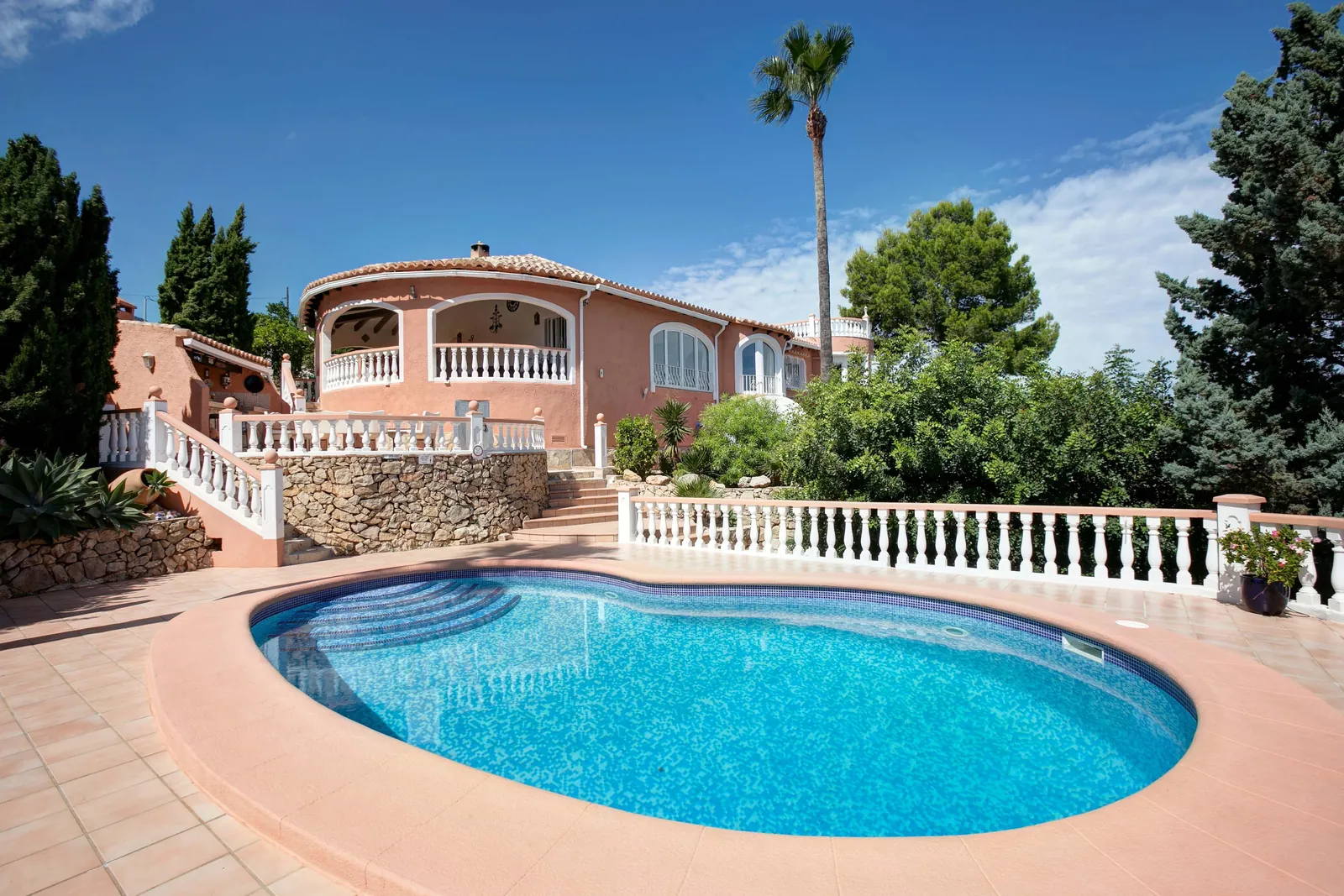 Dénia, Alicante - Villa de cuatro dormitorios con apartamento independiente, vistas al mar y a la montaña, piscina y jardín