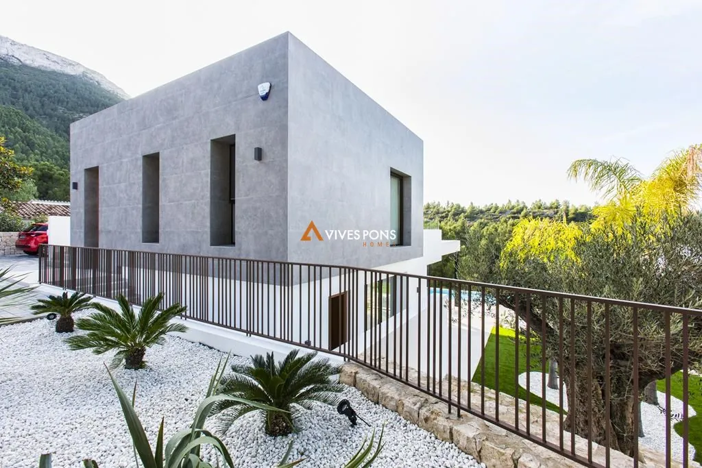 Modern villa with views in Dénia