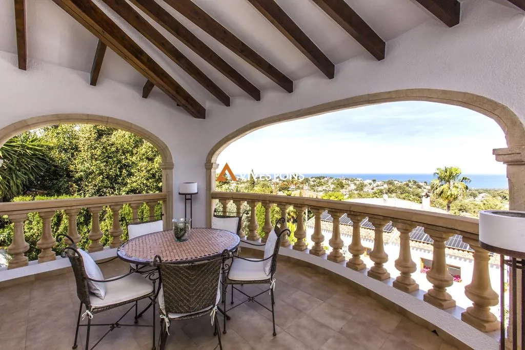 Villa con vistas al mar y al Montgó en Dénia, distribuida en un solo nivel