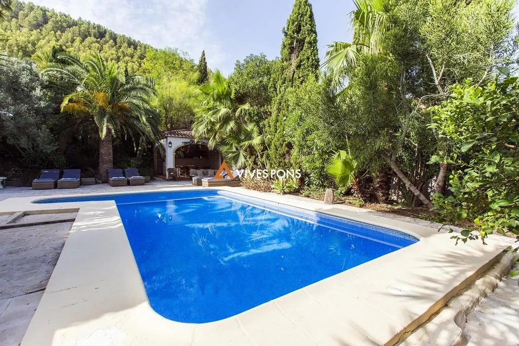 Villa con cinco dormitorios y estudio independiente