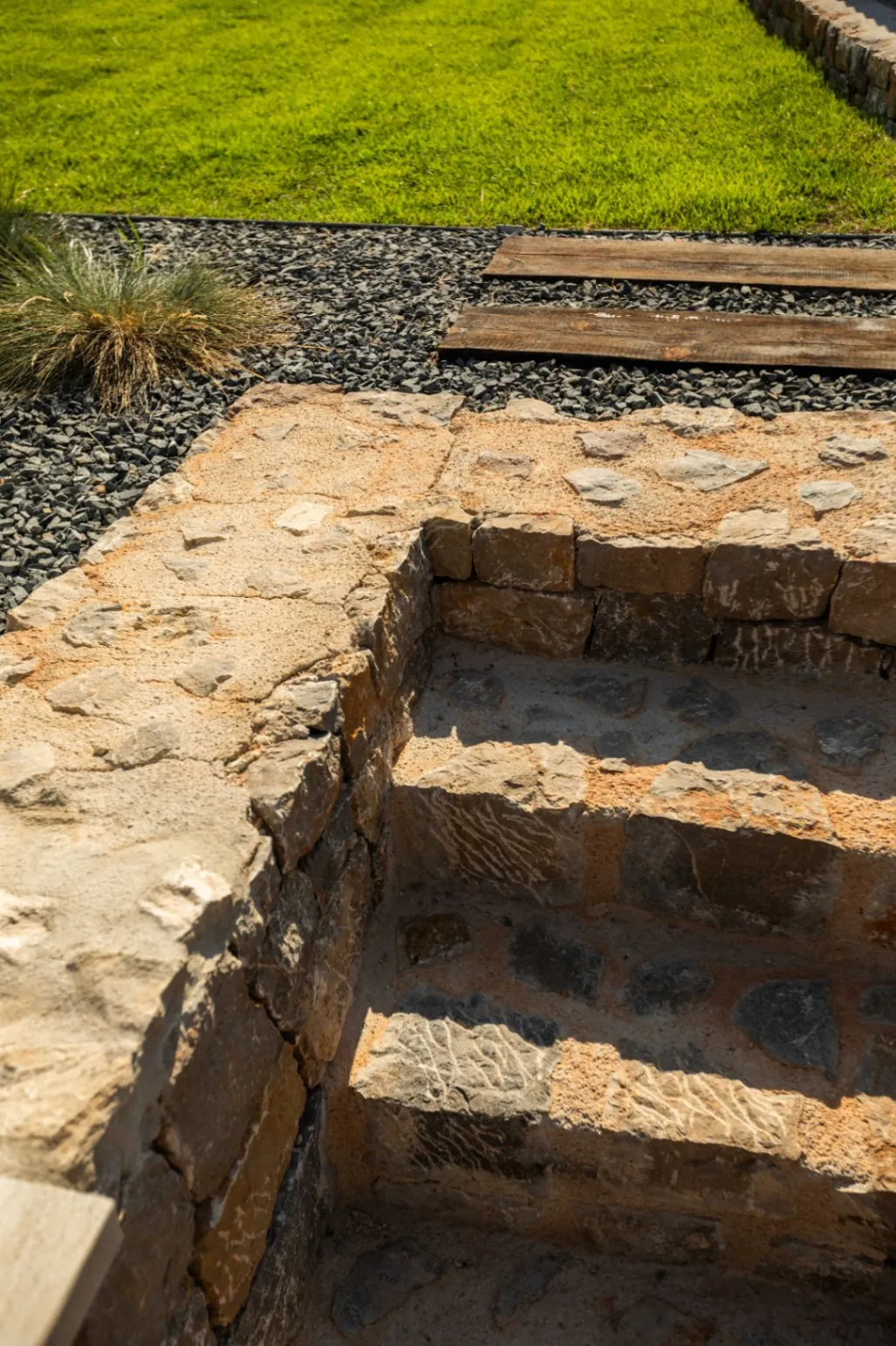 Vivienda contemporánea en una planta integrada con el entorno natural del Montgó
