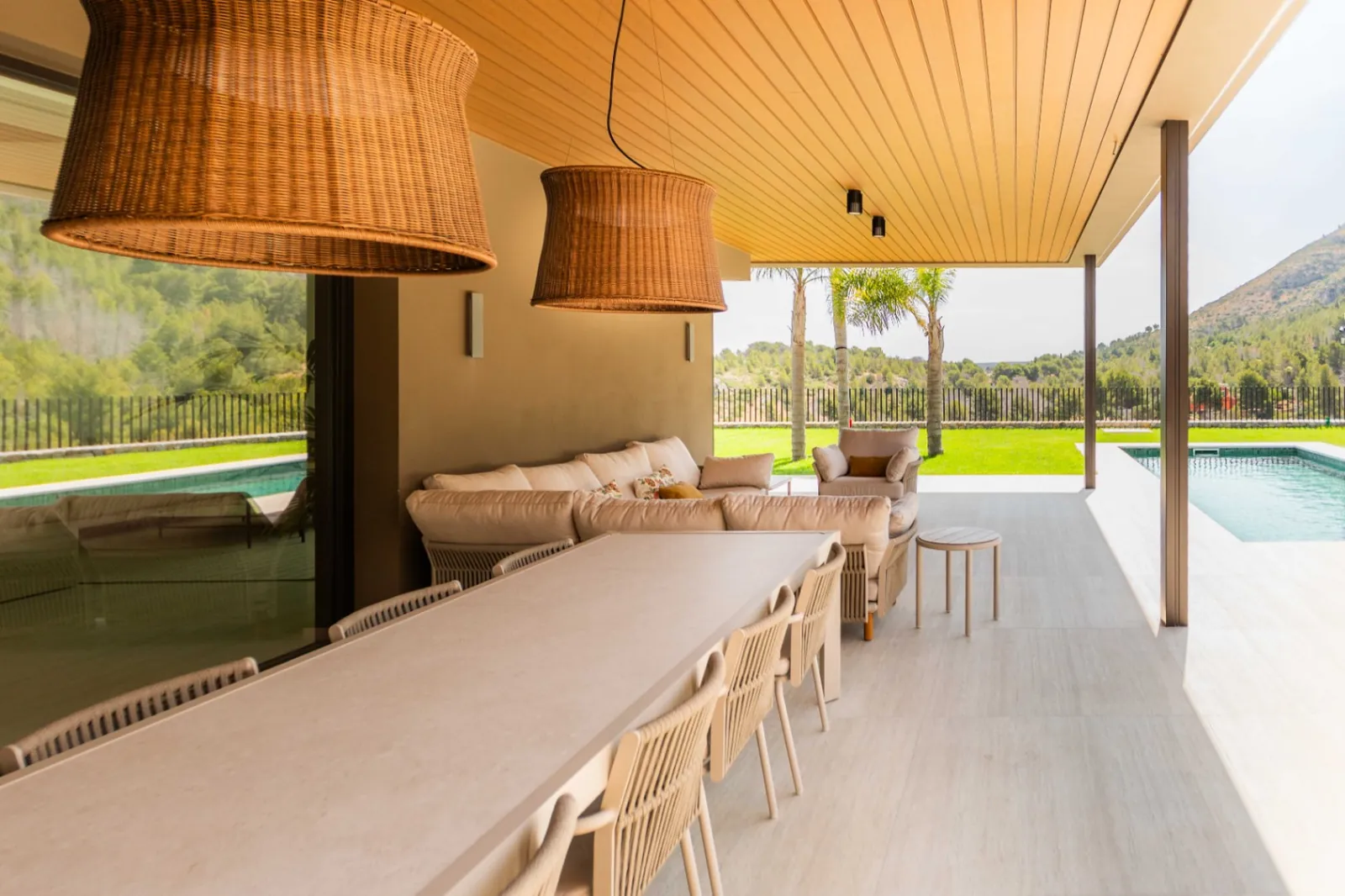 Vivienda contemporánea en una planta integrada con el entorno natural del Montgó