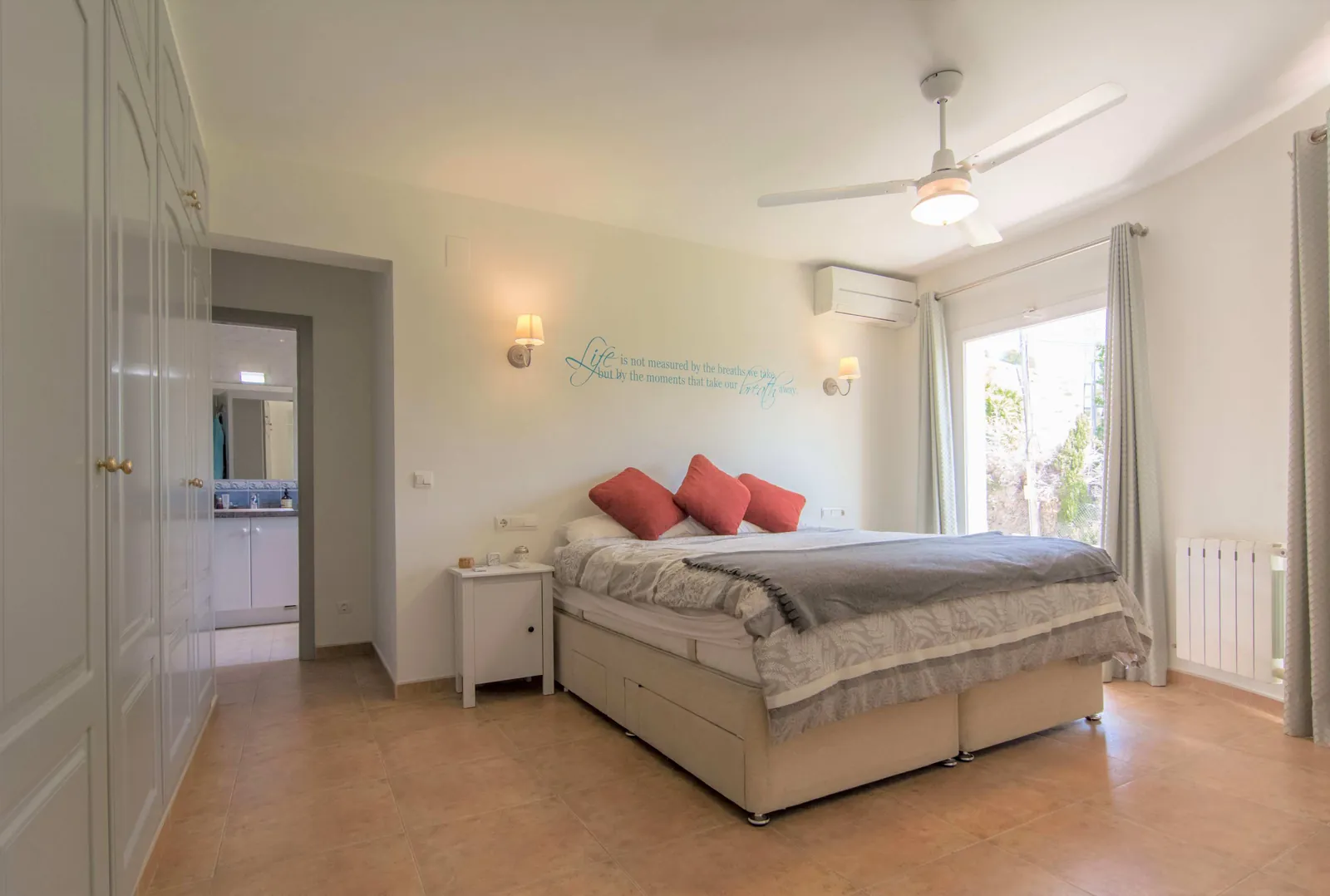 Villa con 4 dormitorios, vistas al Montgó y muy bien ubicada, en Jávea