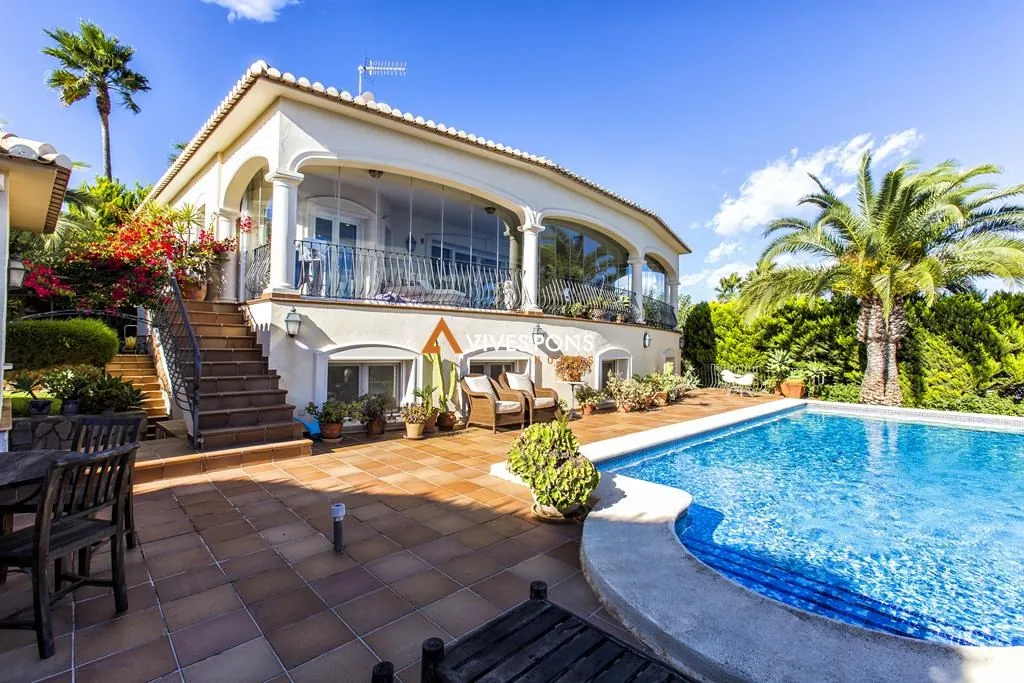 Villa con vistas abiertas al mar y muy soleada, Dénia