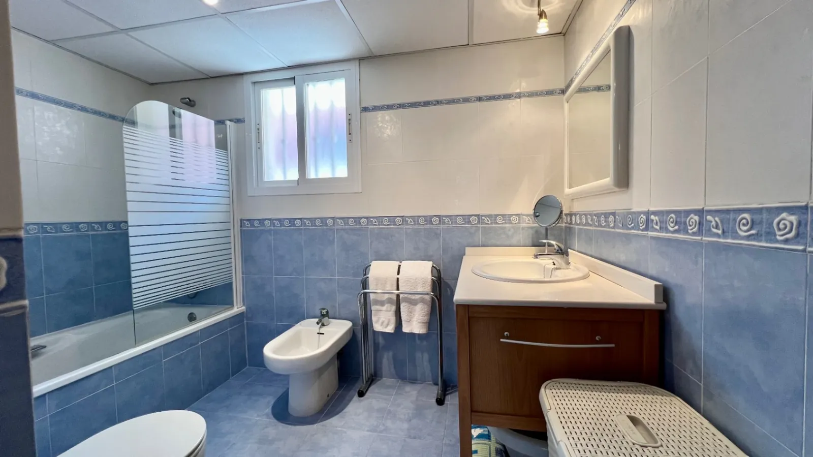 Luminoso apartamento de 3 habitaciones con terraza, piscina y licencia turística - A solo 5 minutos a pie de la playa de Arenal.