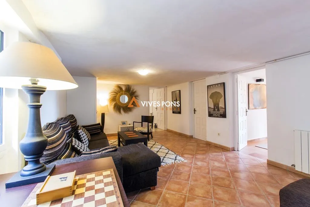 Villa con cinco dormitorios y estudio independiente