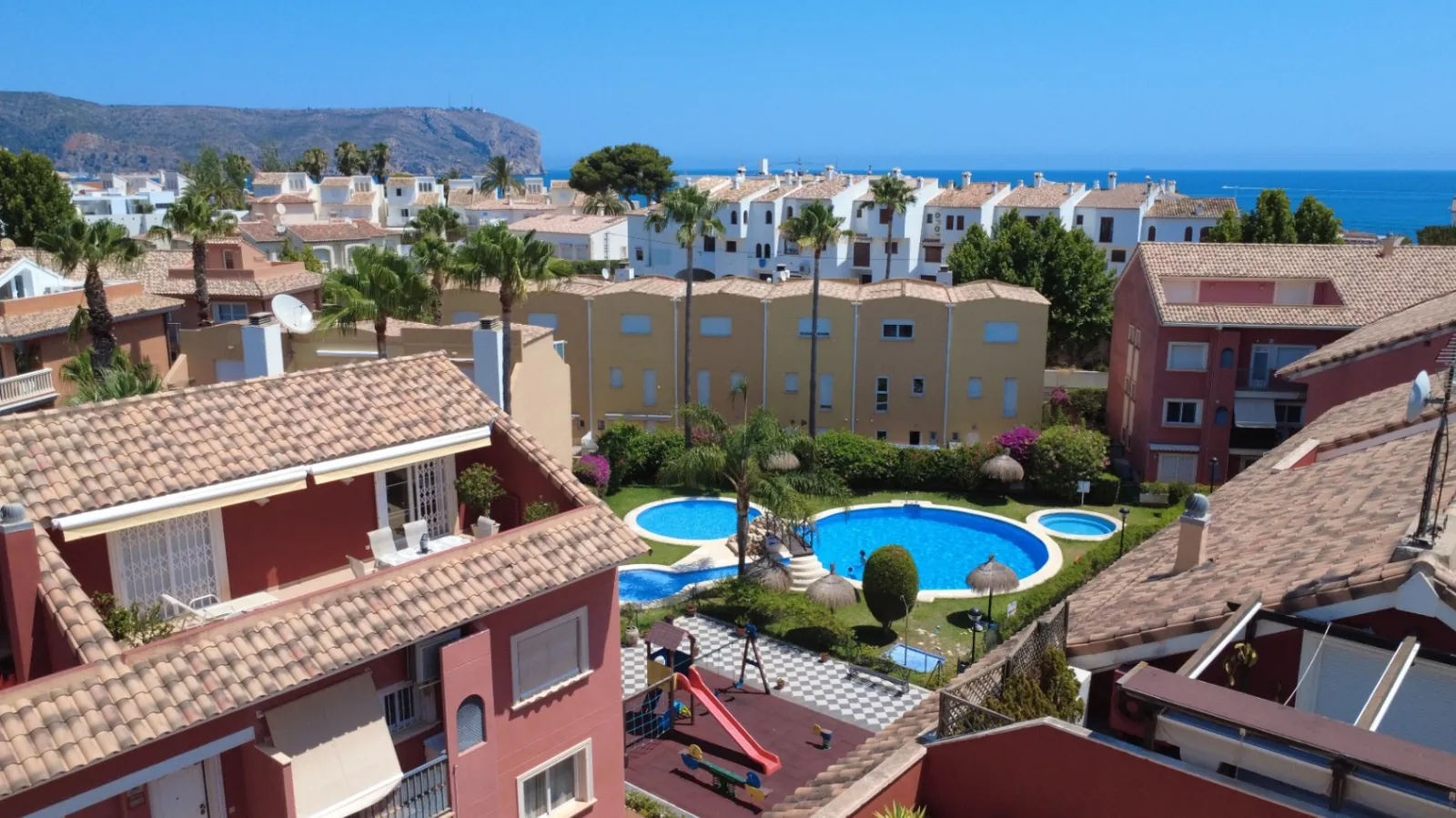 Luminoso apartamento de 3 habitaciones con terraza, piscina y licencia turística - A solo 5 minutos a pie de la playa de Arenal.