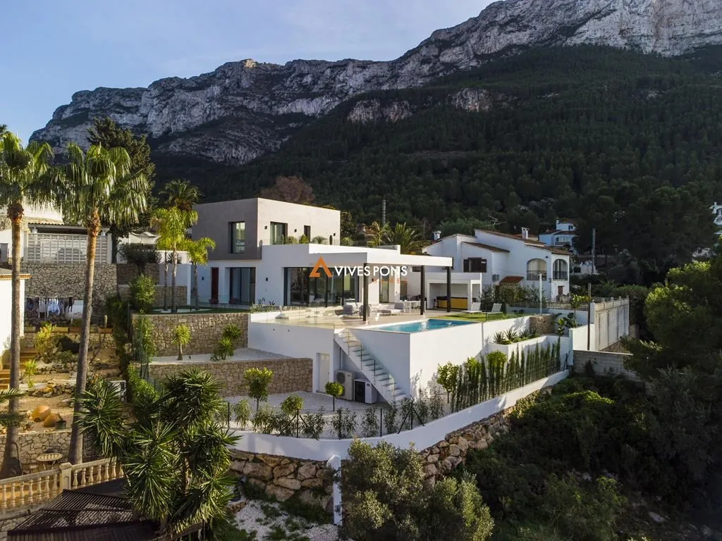 Modern villa with views in Dénia
