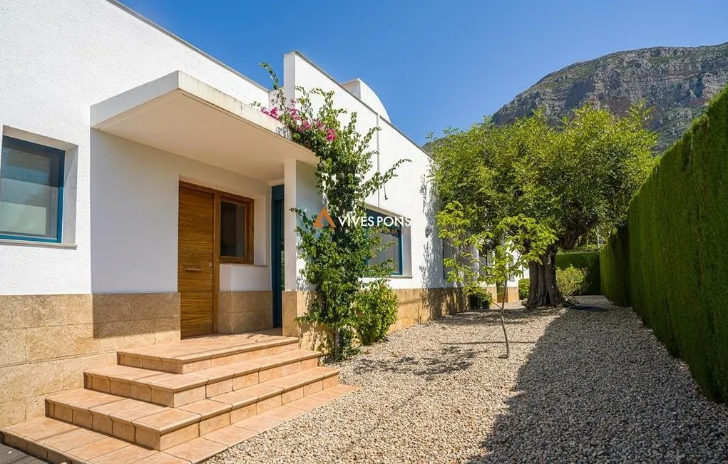 Villa moderna excelentemente ubicada a los pies del Montgó, Jávea