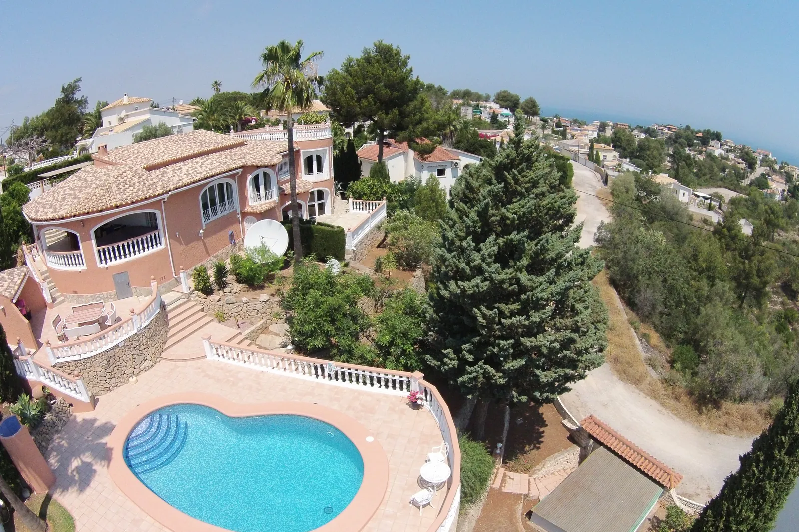 Dénia, Alicante - Villa de cuatro dormitorios con apartamento independiente, vistas al mar y a la montaña, piscina y jardín