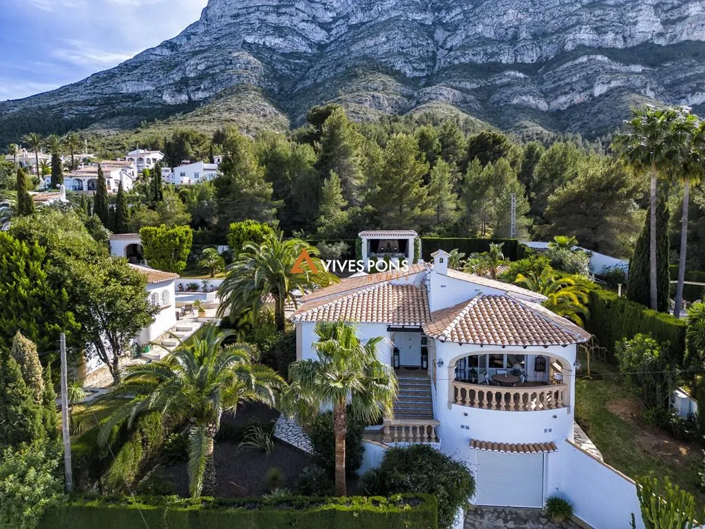 Villa con vistas al mar y al Montgó en Dénia, distribuida en un solo nivel