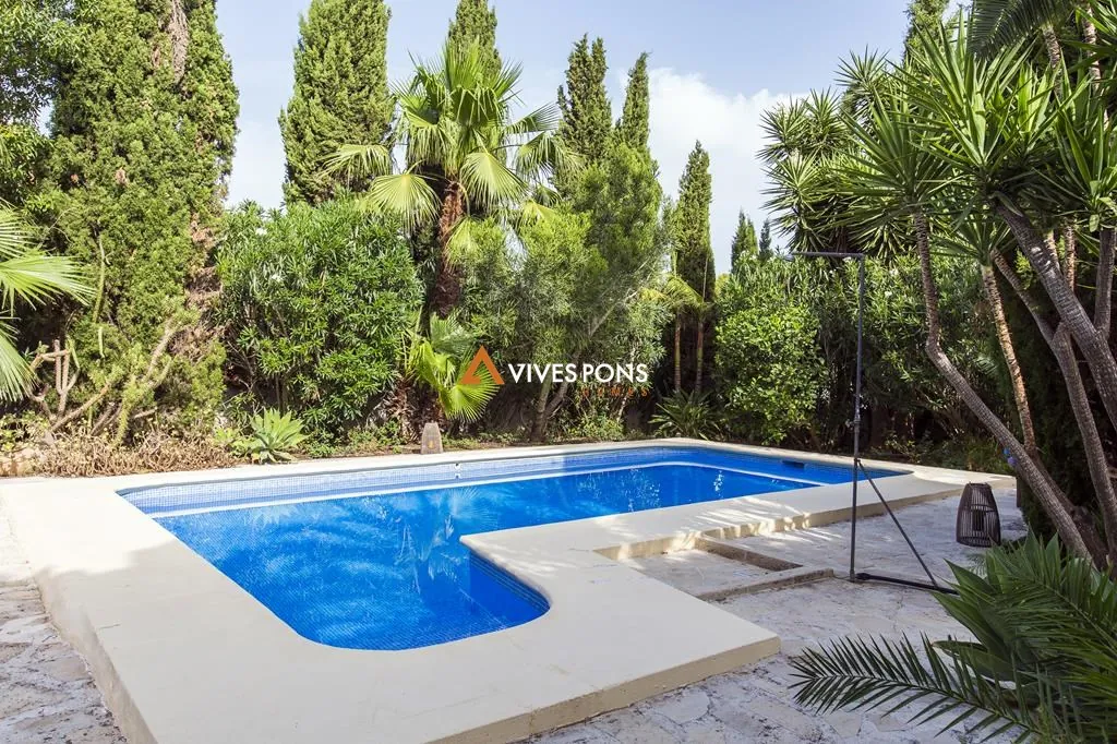 Villa con cinco dormitorios y estudio independiente