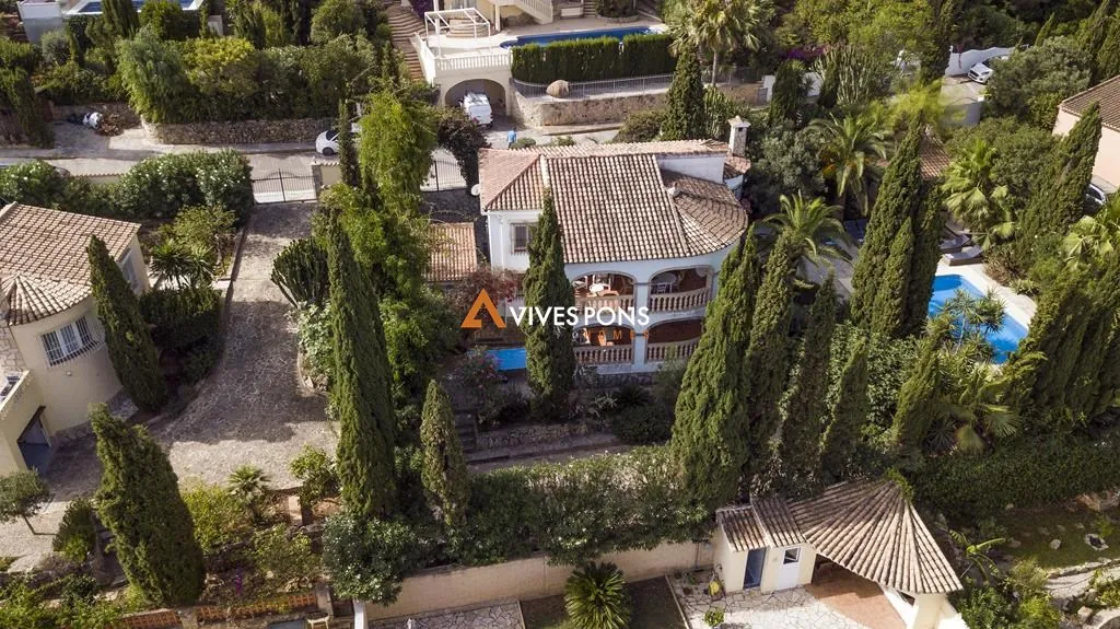 Villa con cinco dormitorios y estudio independiente