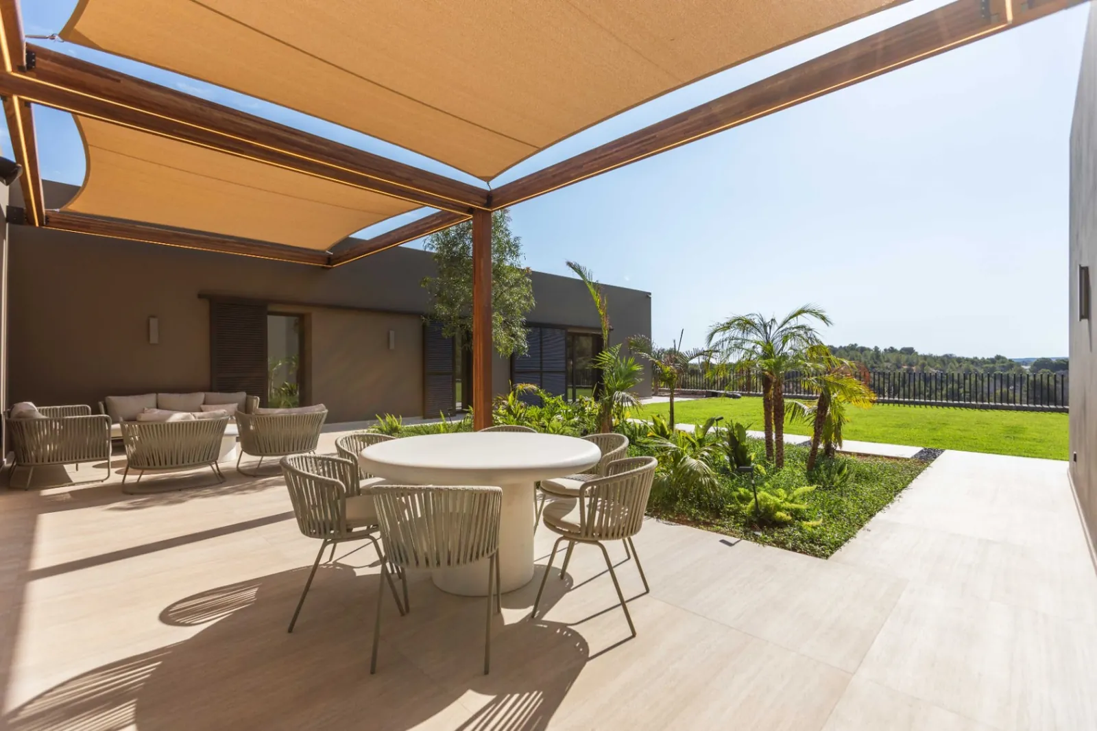 Vivienda contemporánea en una planta integrada con el entorno natural del Montgó