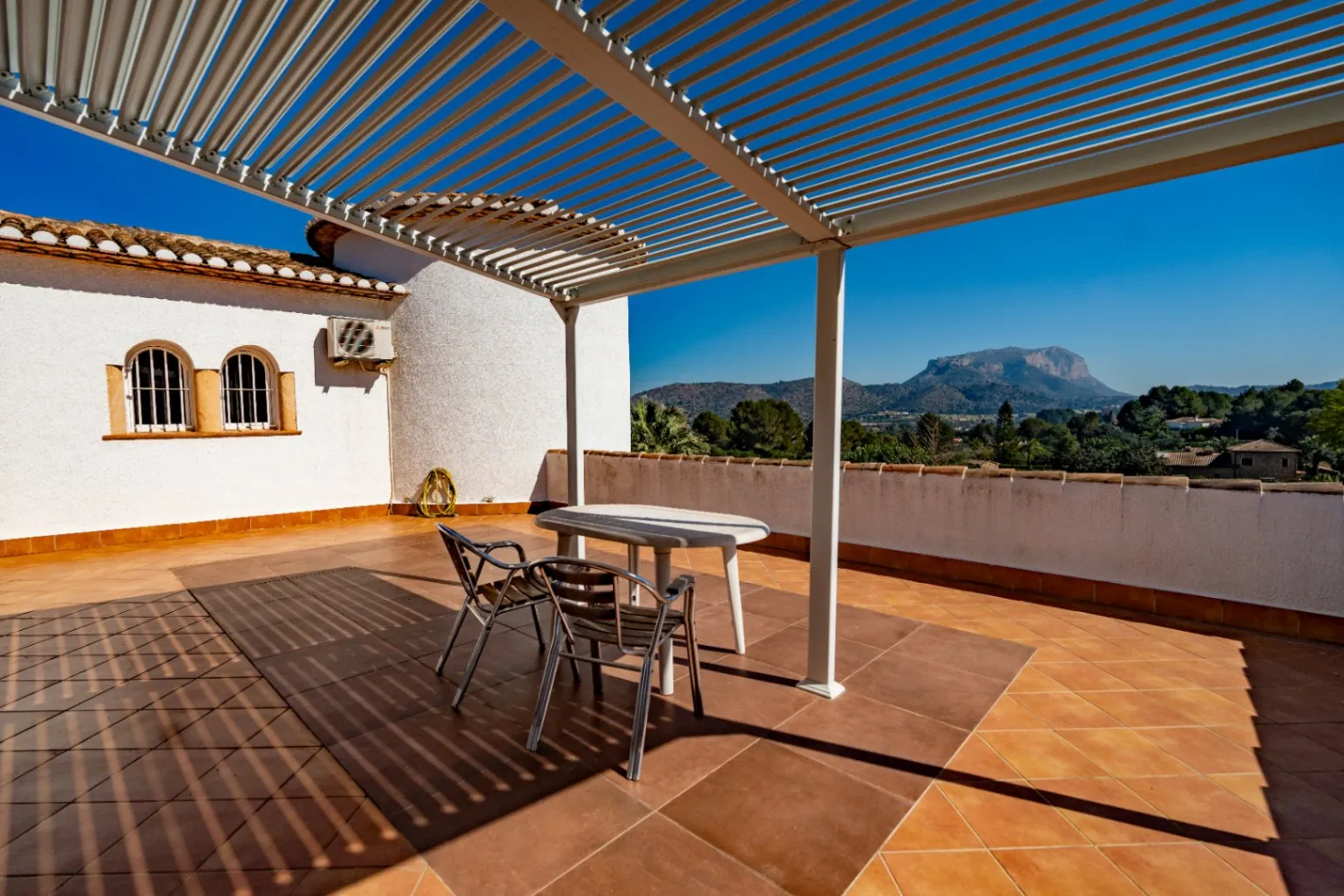 Finca Lisa – Elegante Finca Mediterránea con Casa de Huéspedes en Albardanera, La Sella