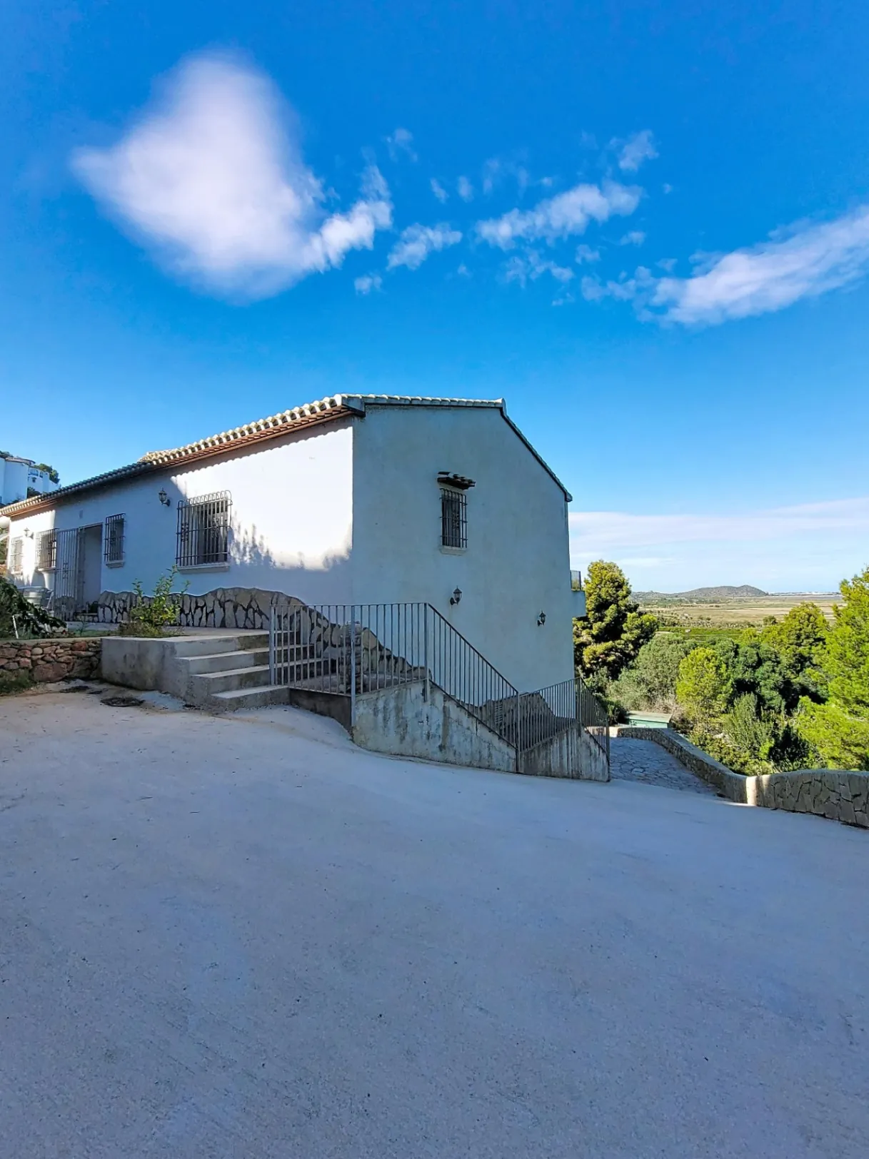 Villa con piscina y vistas abiertas en Monte Pego