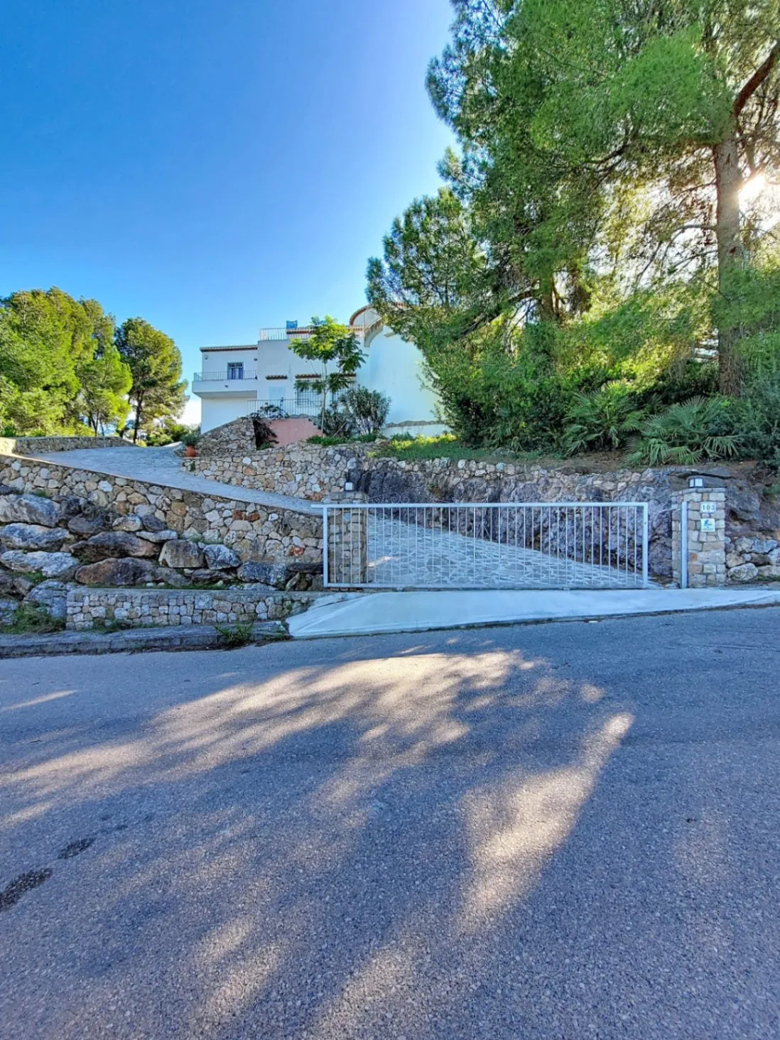 Villa con piscina y vistas abiertas en Monte Pego