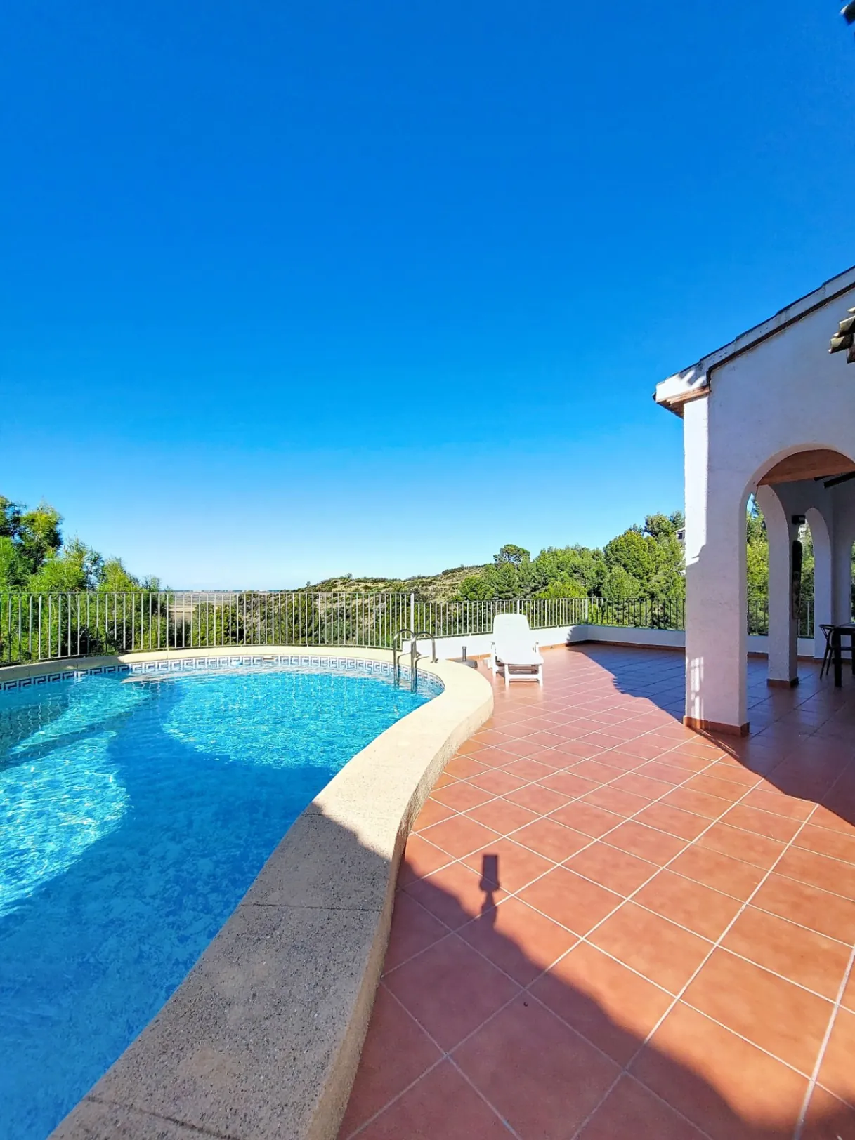 Villa con piscina y vistas abiertas en Monte Pego