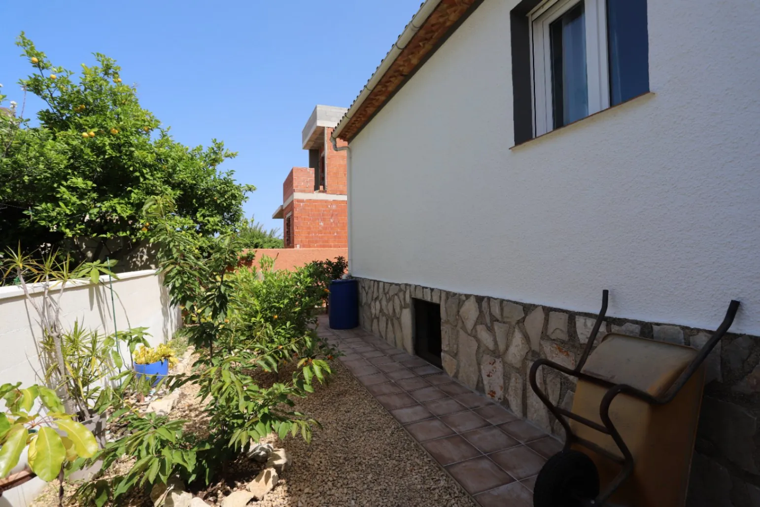 Villa unifamiliar bien cuidada en Els Poblets – Ubicación privilegiada frente a un bonito parque