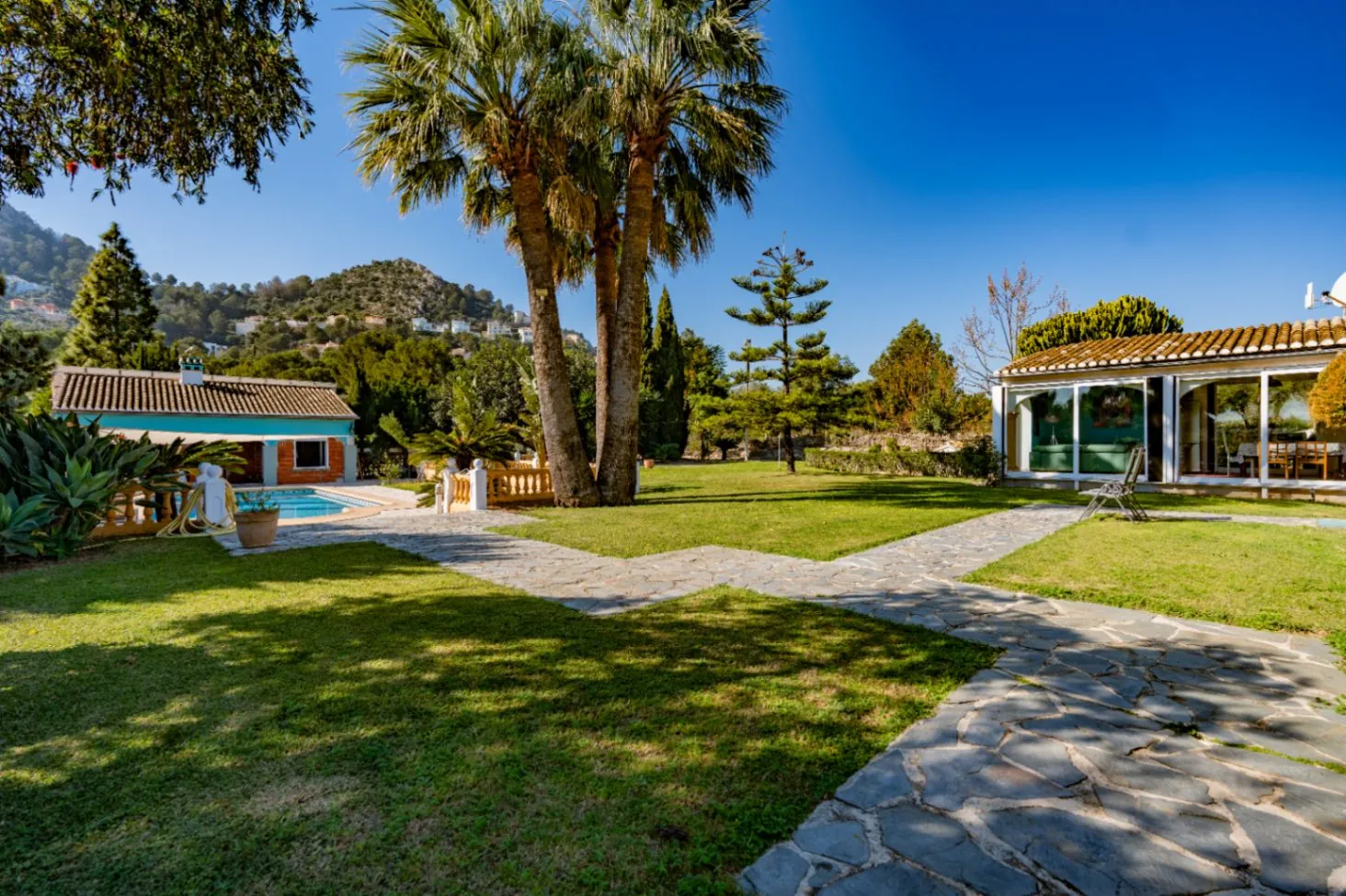 Finca Lisa – Elegante Finca Mediterránea con Casa de Huéspedes en Albardanera, La Sella