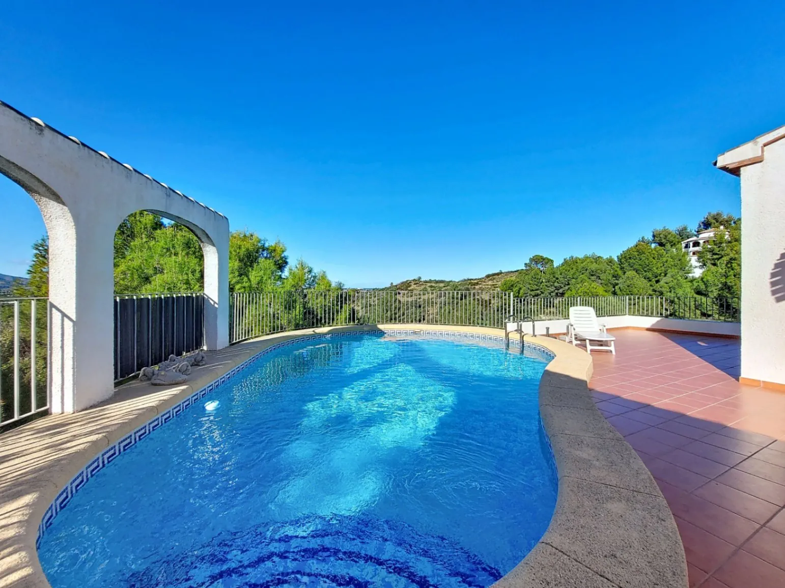 Villa con piscina y vistas abiertas en Monte Pego