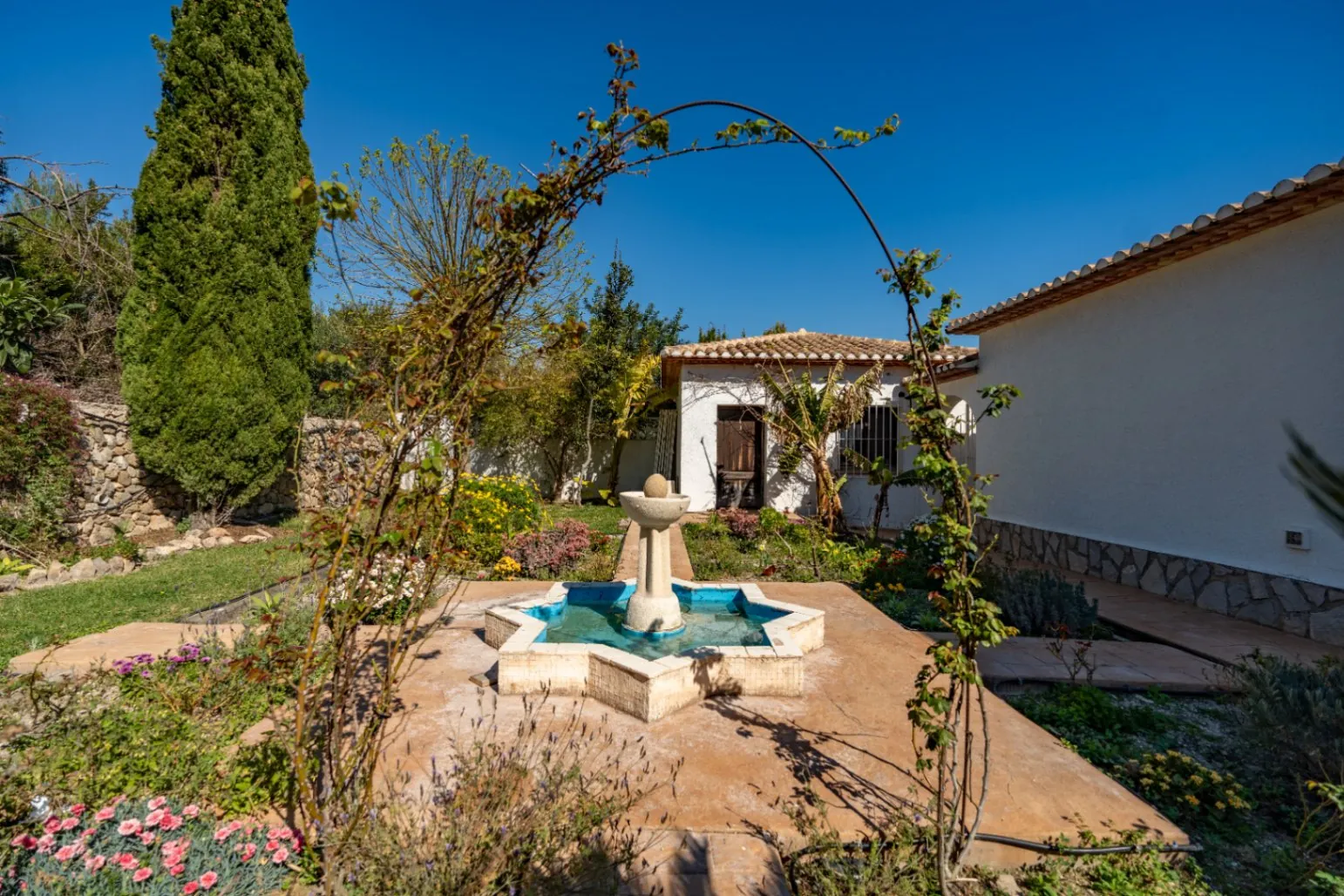Finca Lisa – Elegante Finca Mediterránea con Casa de Huéspedes en Albardanera, La Sella