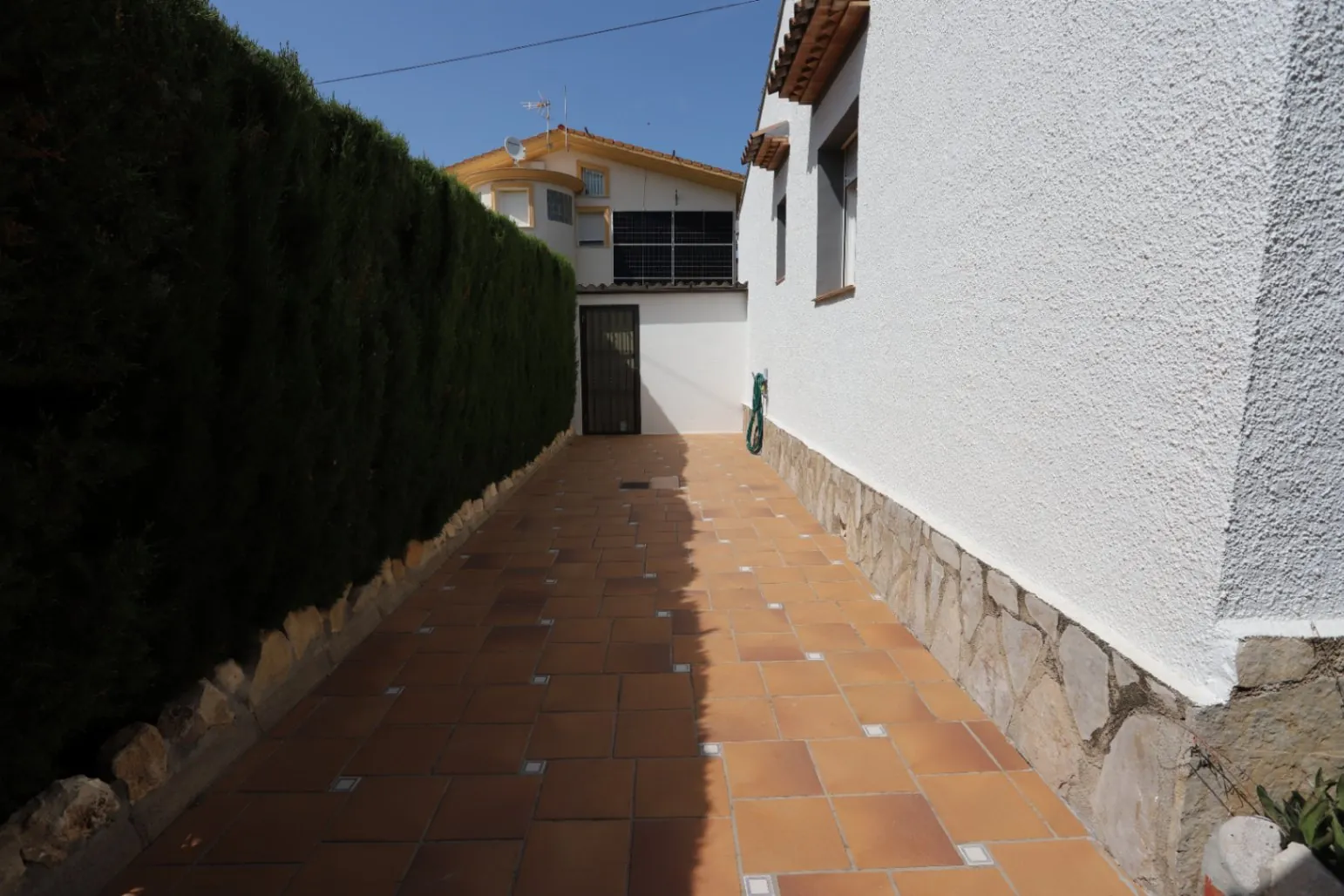 Villa unifamiliar bien cuidada en Els Poblets – Ubicación privilegiada frente a un bonito parque