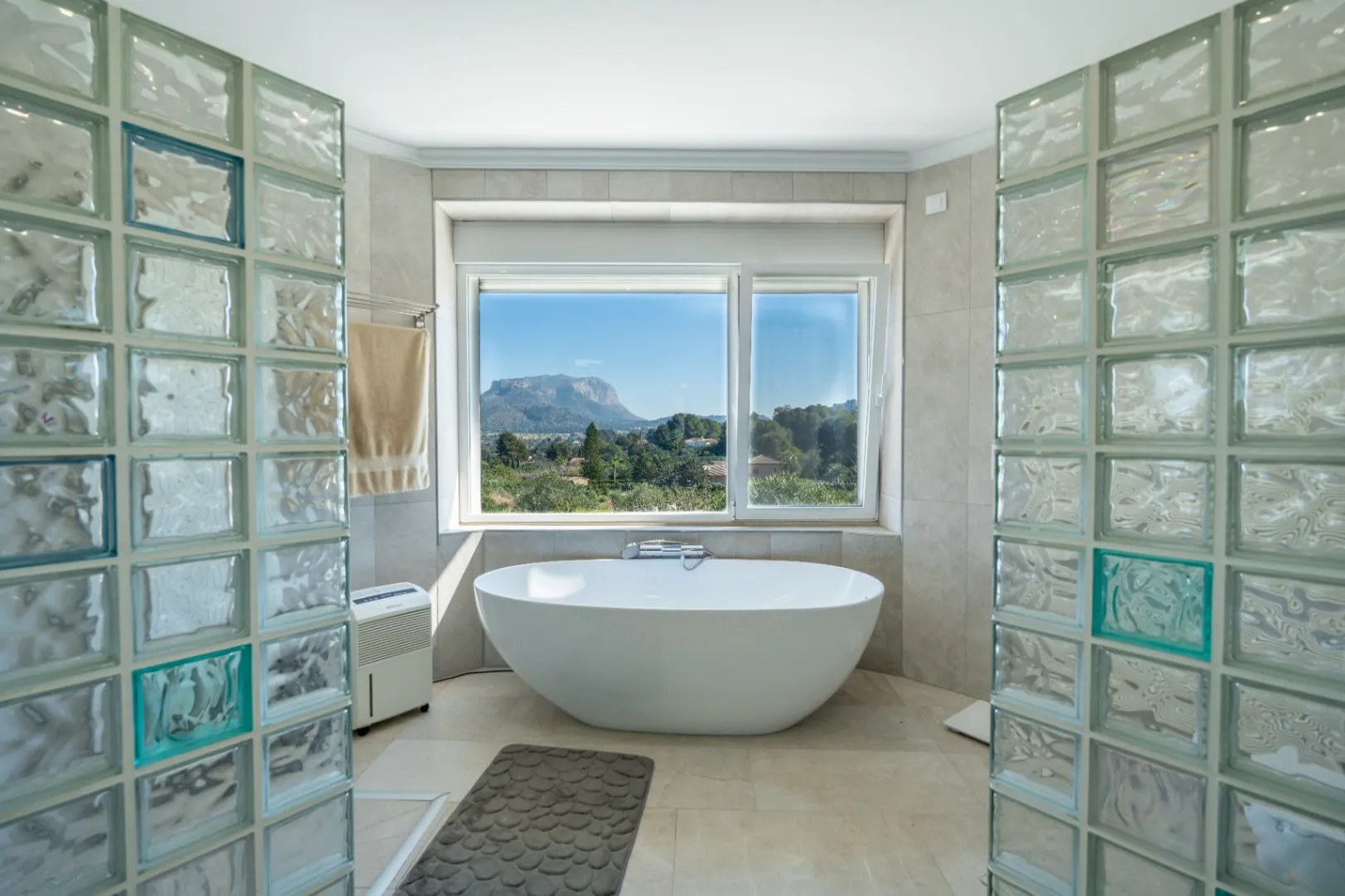 Finca Lisa – Elegante Finca Mediterránea con Casa de Huéspedes en Albardanera, La Sella