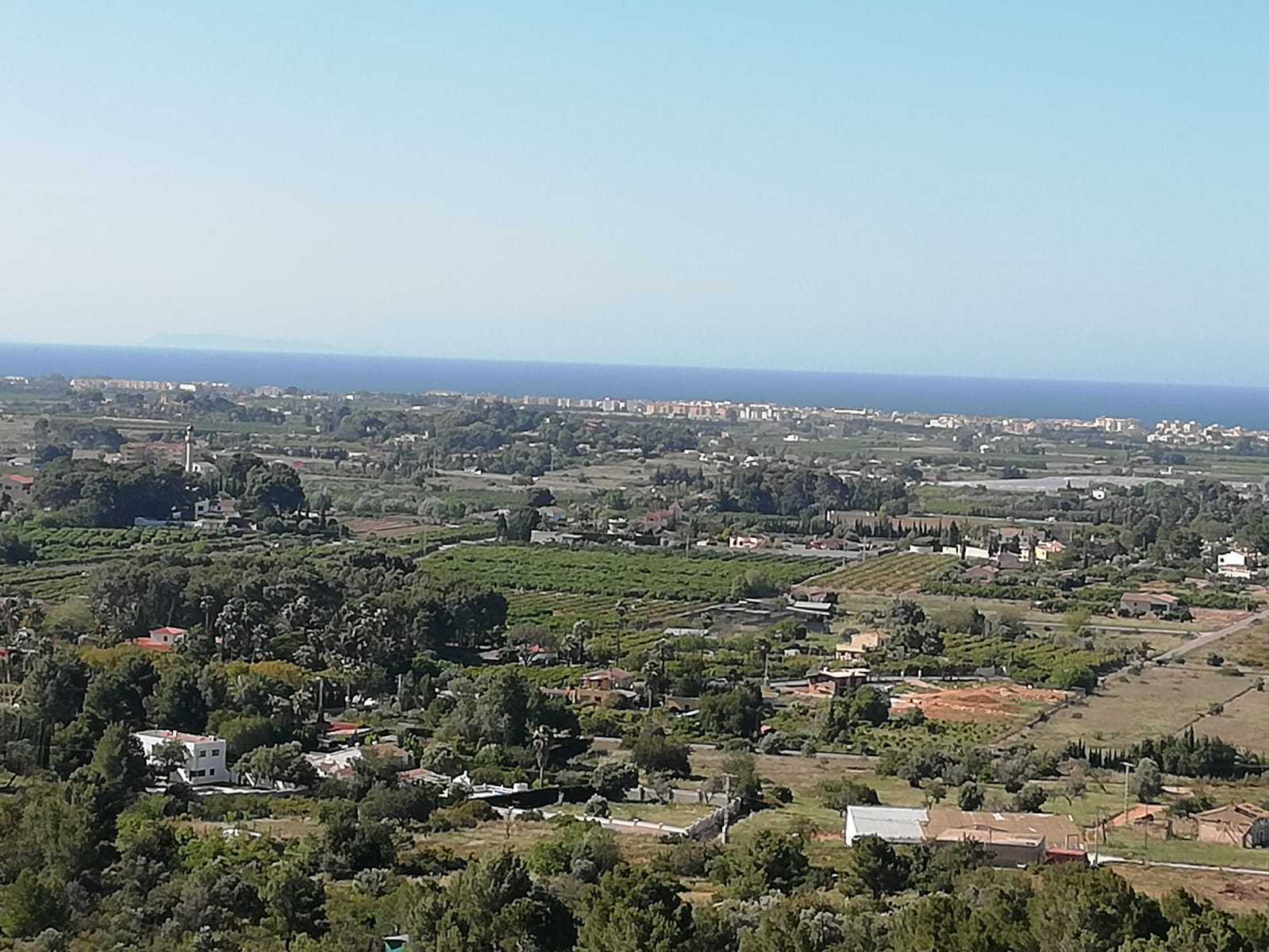 Parcela con vistas al mar.