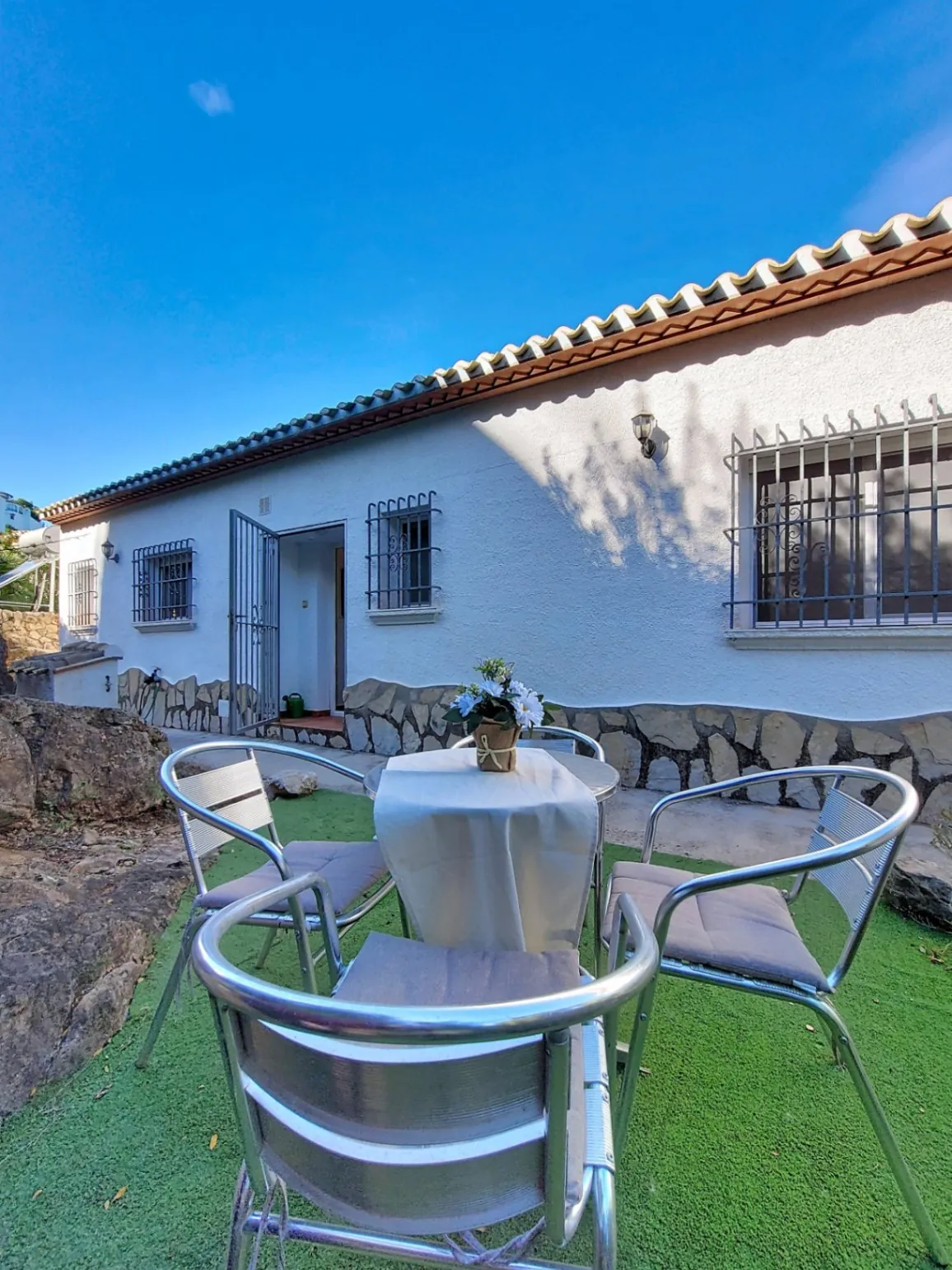 Villa con piscina y vistas abiertas en Monte Pego