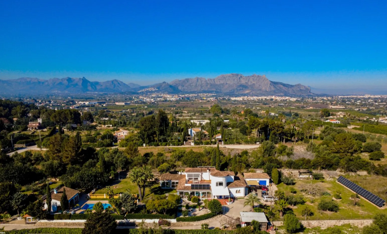 Finca Lisa – Elegante Finca Mediterránea con Casa de Huéspedes en Albardanera, La Sella