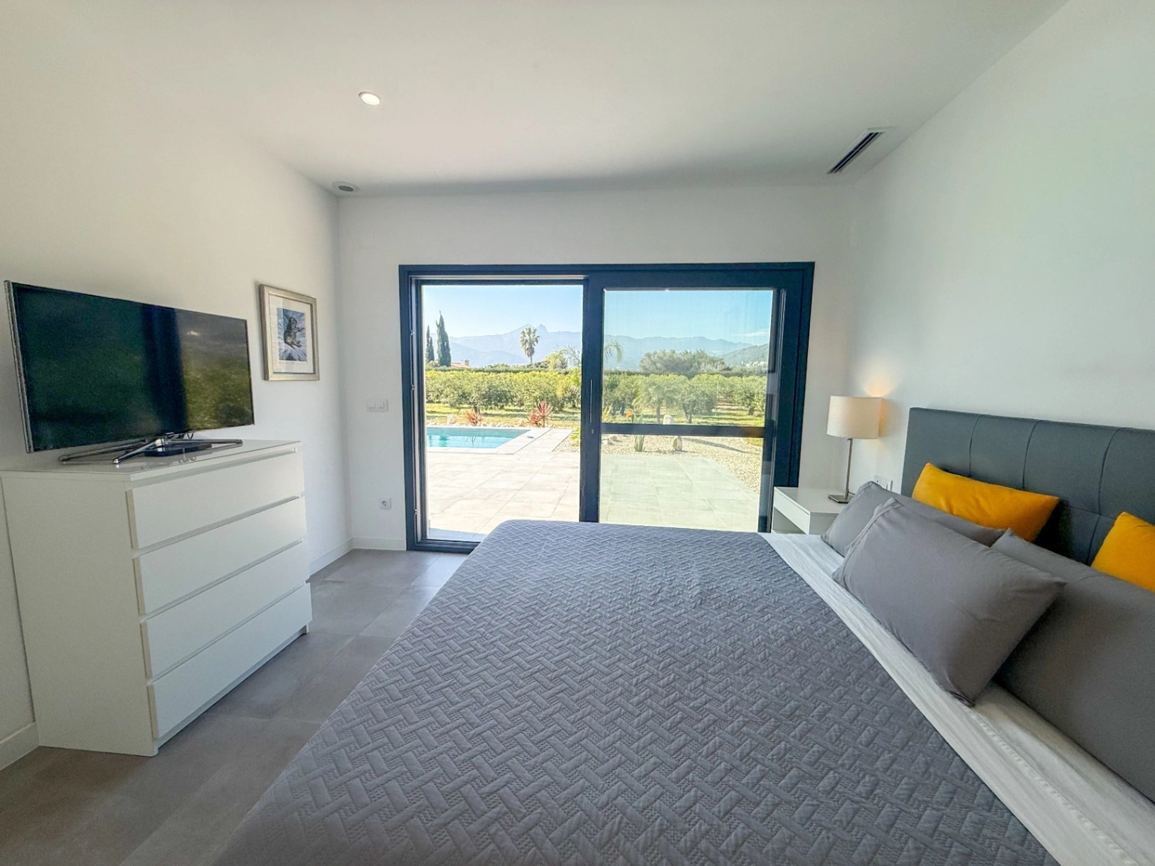 Villa de lujo contemporánea con privacidad absoluta y vistas al valle en un entorno natural excepcional