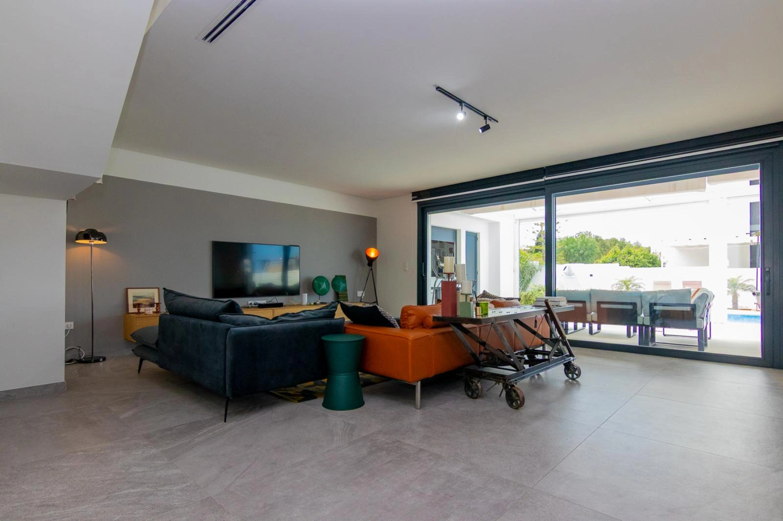 Villa moderna con vistas al mar y montaña en Denia