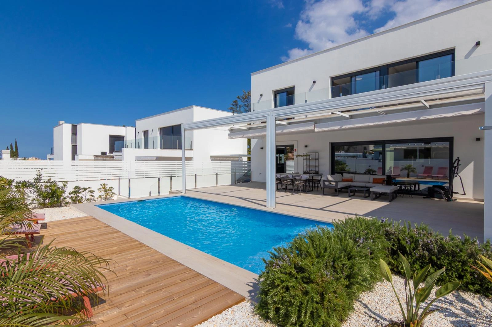 Villa moderna con vistas al mar y montaña en Denia